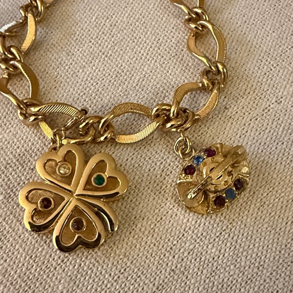 Monet Vintage Gold Plated Link Bracelet with 3 Charms & Safety Chain. Signed. - Picture 4 of 7